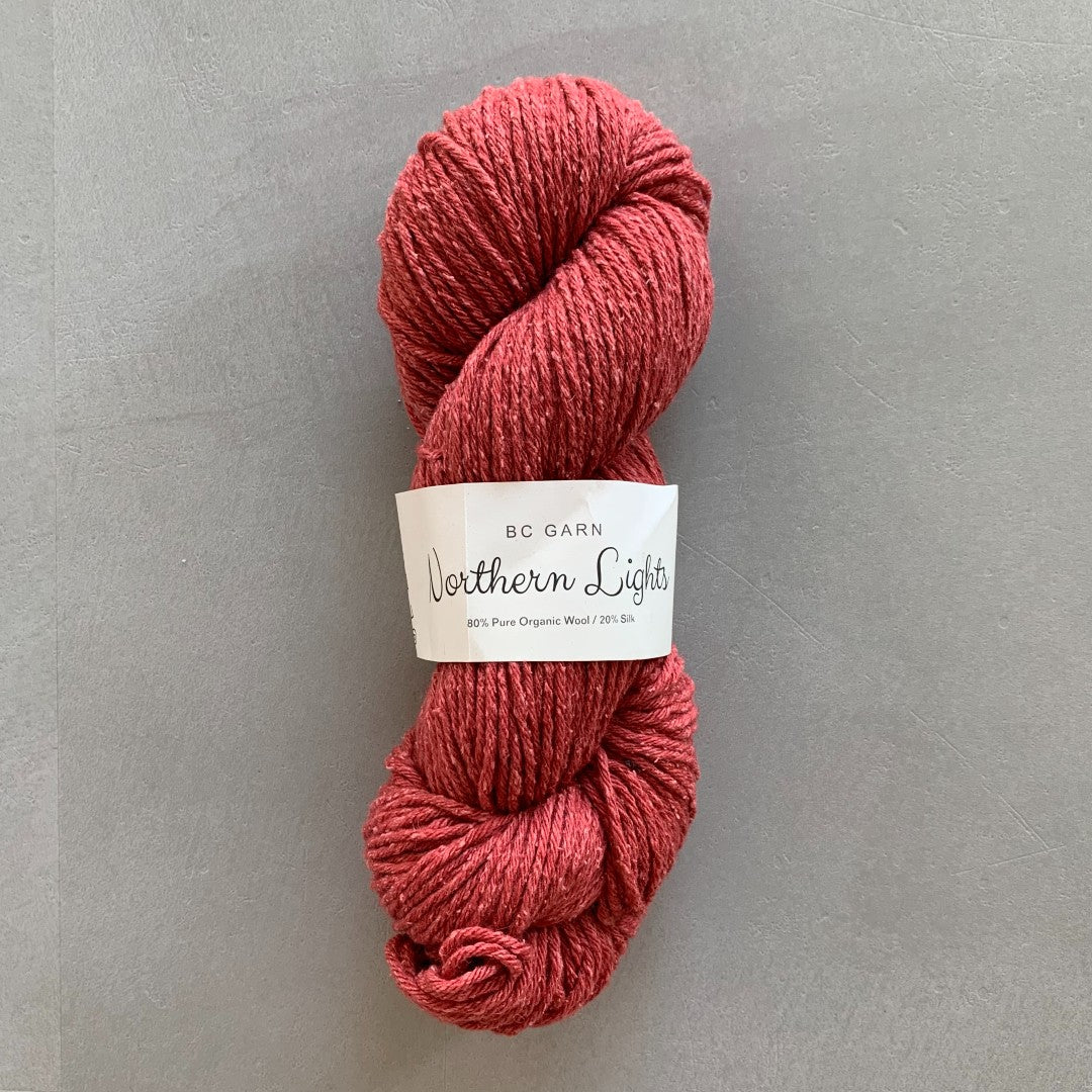 Rød Northern Lights GOTS certificeret garn med økologisk uld og silke